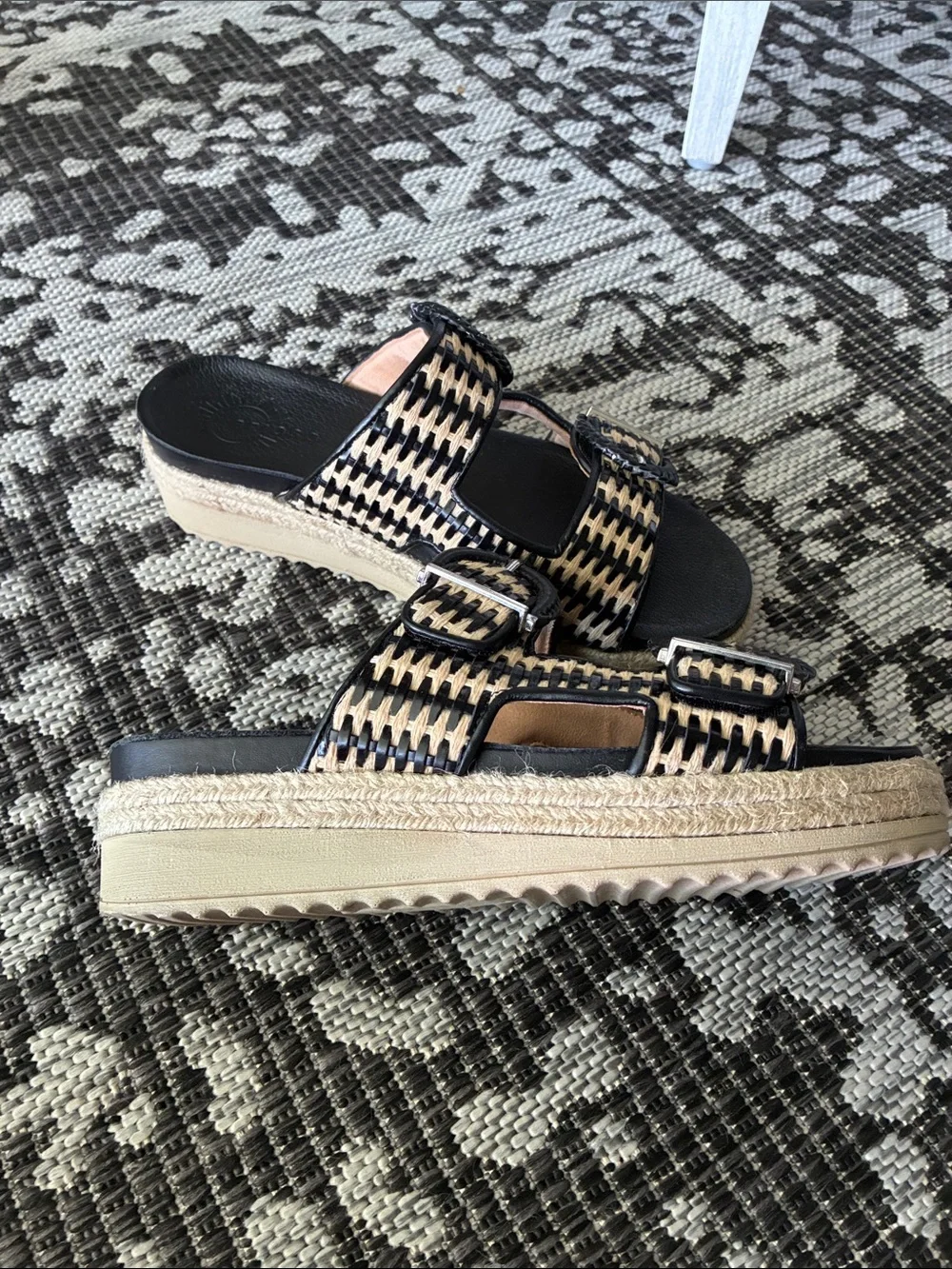 Brioso Women’s Woven Black and Natural Slide Sandals Size 9